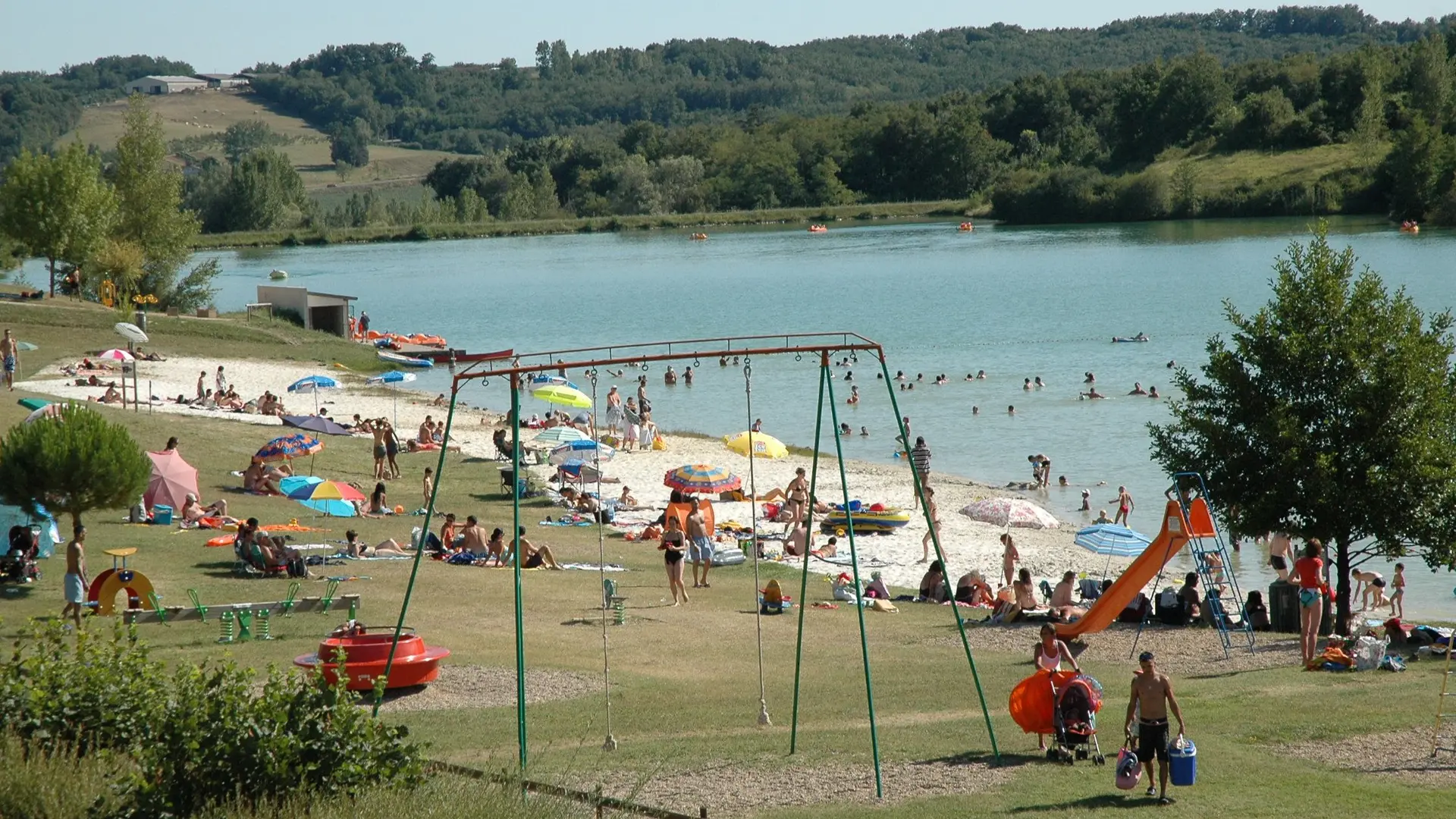 vue sur lac et plage avec ses jeux pour enfants