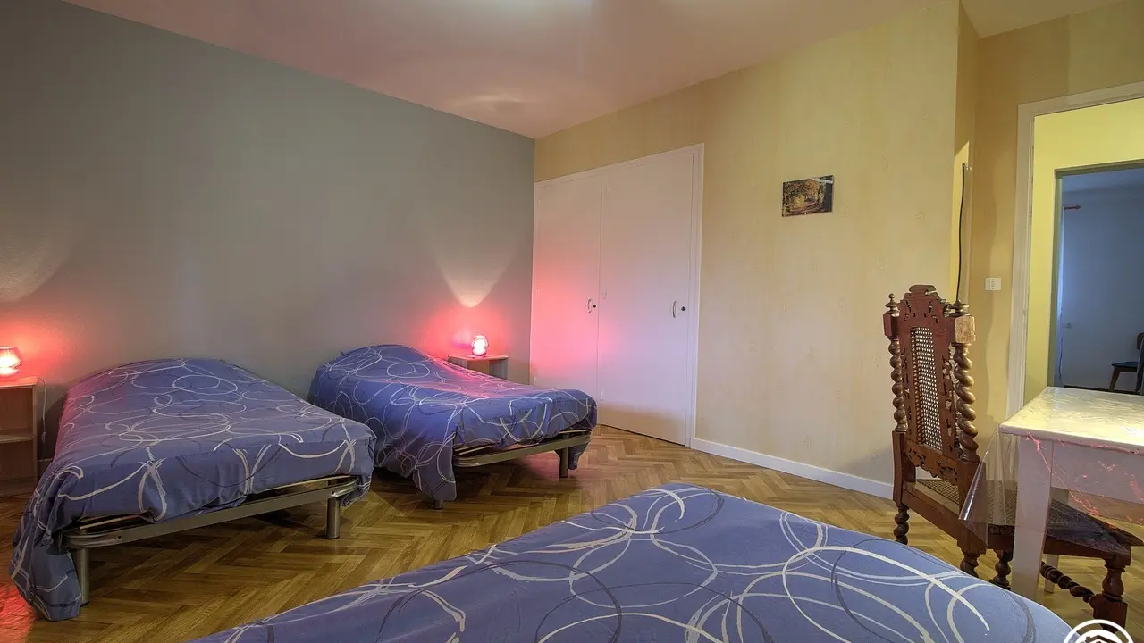 Planachat : chambre au 1er étage avec 3 lits 1 personne