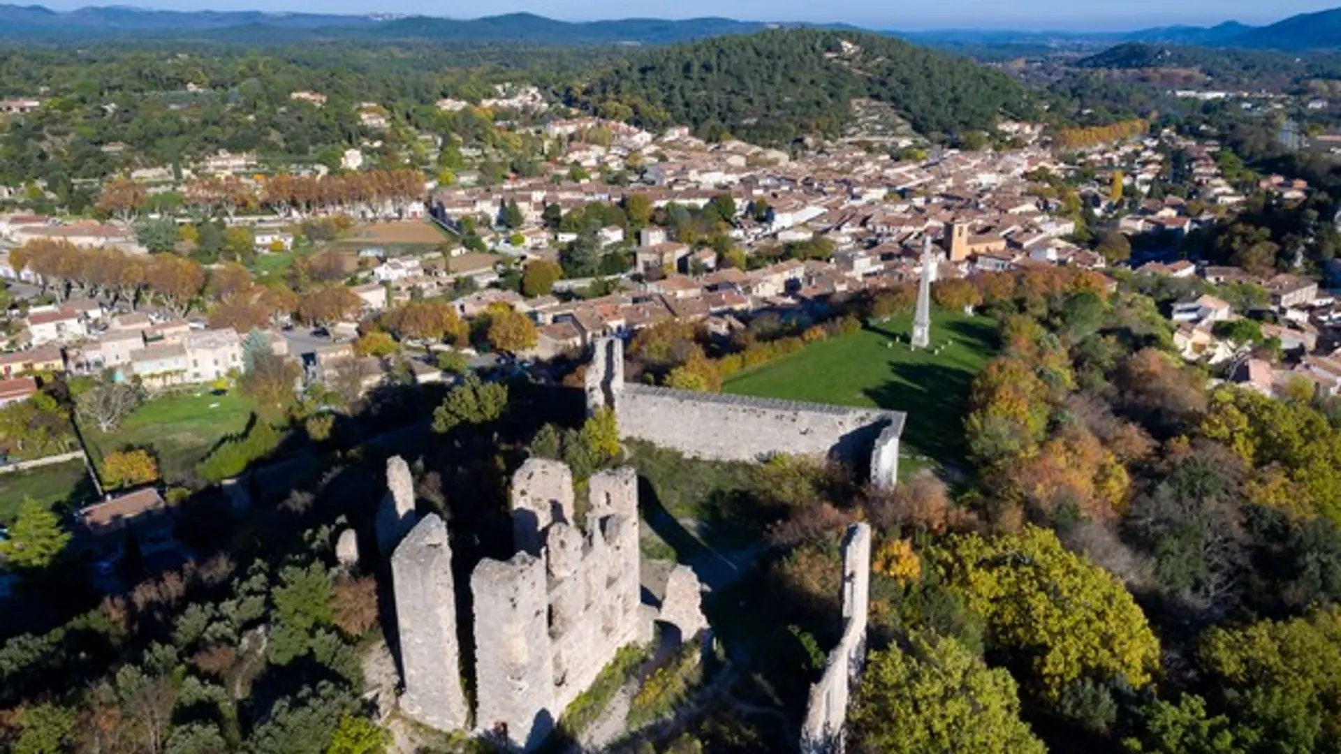 Le château de Valbelle et le village de Tourves