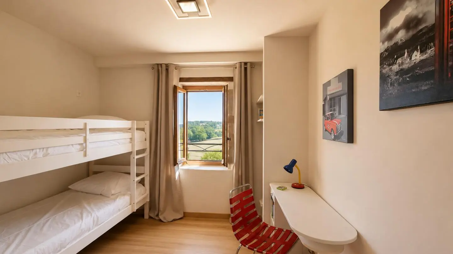 Chambre enfant 4 : deux lits 90 dont un lit superposé avec salle d'eau privative.