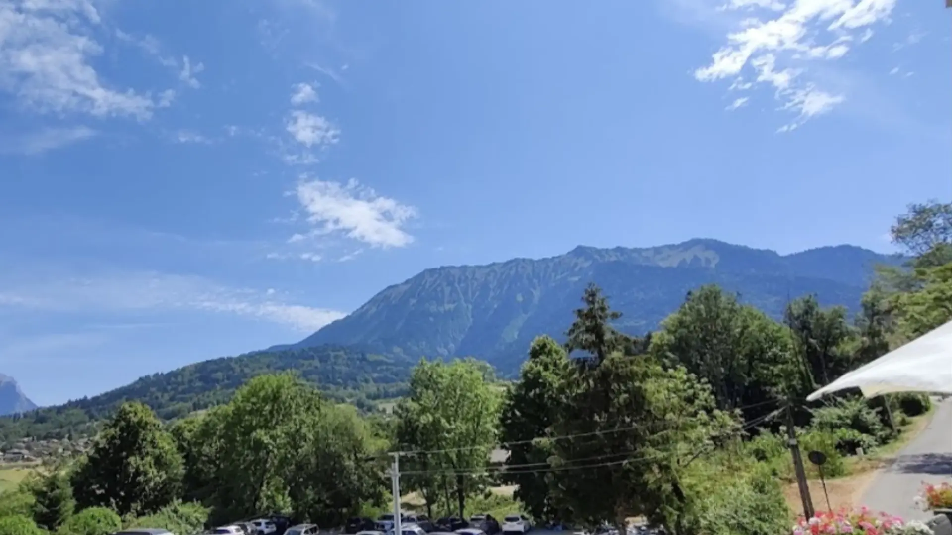 vue sur le parking des grotte et sur la dent de cons en arrière plan