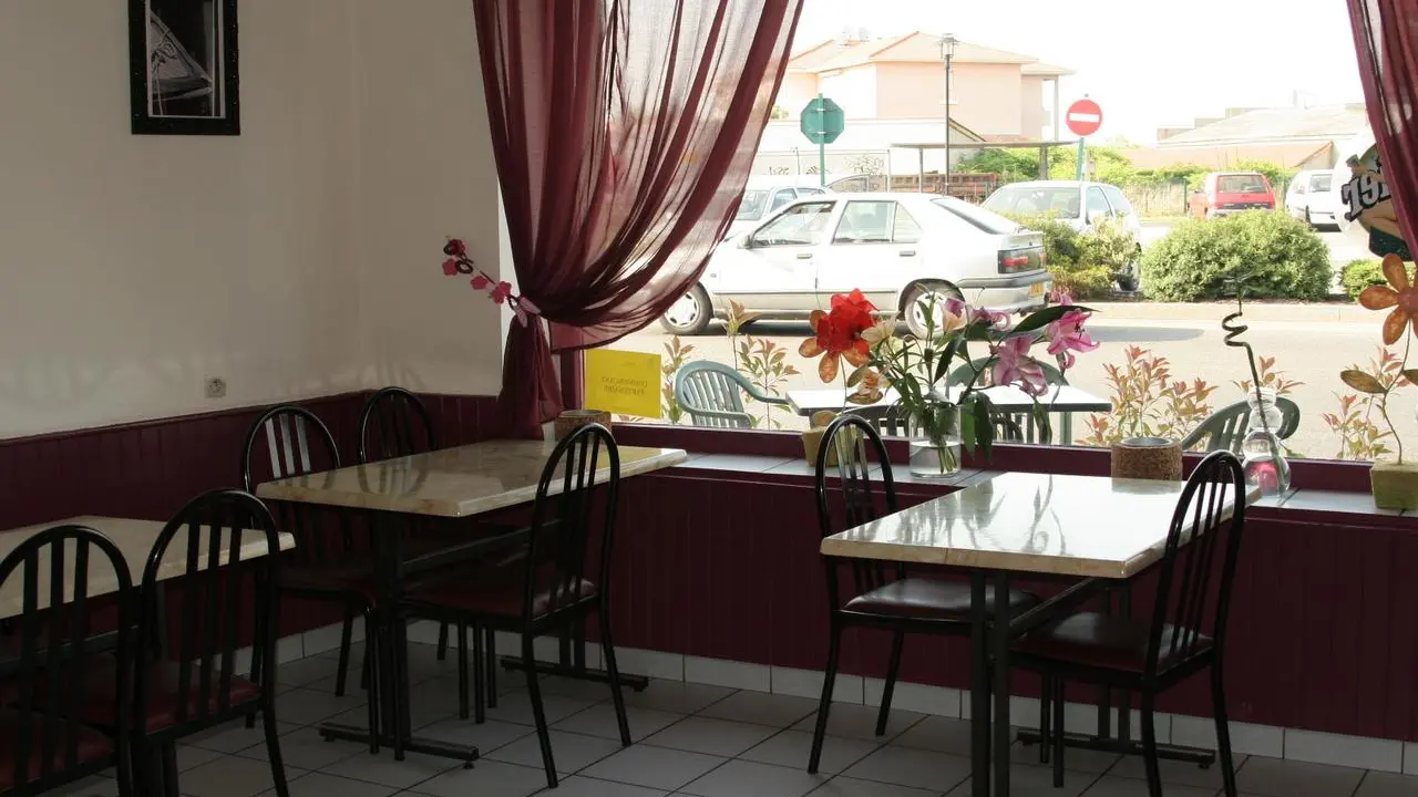 Salle de restaurant, petit déjeuner et terrasse derrière la vitre