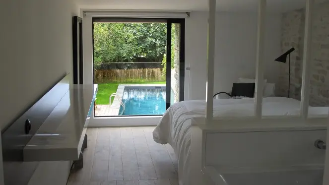Großes Zimmer mit Blick auf den Pool