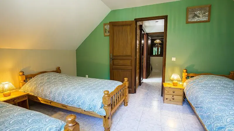 Gîte Les Cytises-Entrée chambre Lits simples-Saint-Étienne-de-Tinée-Gîtes de France des Alpes-Maritimes