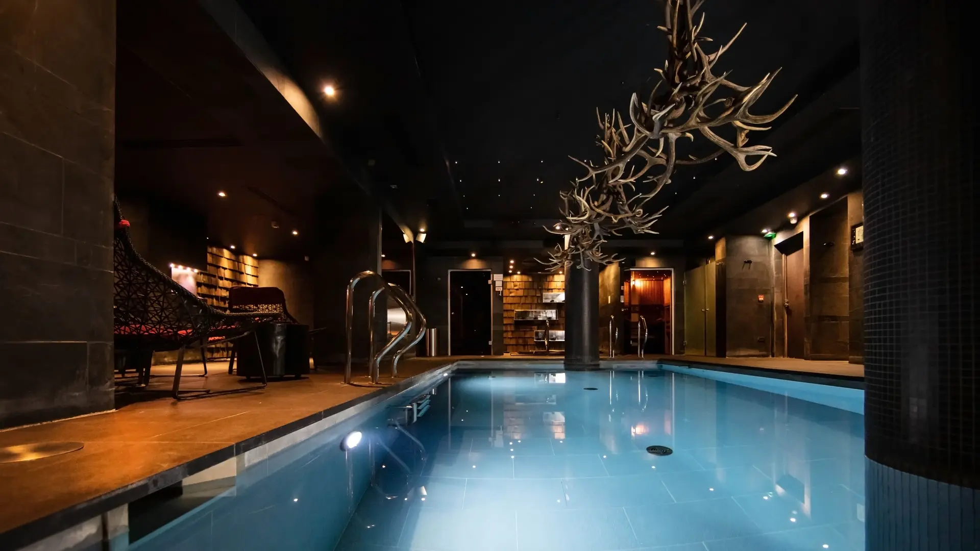 Vue piscine_Spa Avenue Lodge