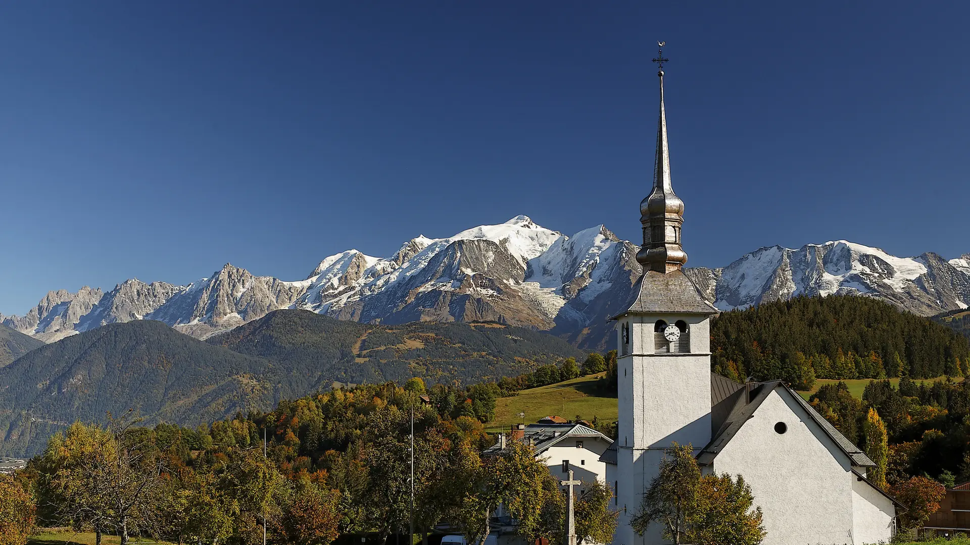 Derrière l'Église de Notre Dame de l'Assomption