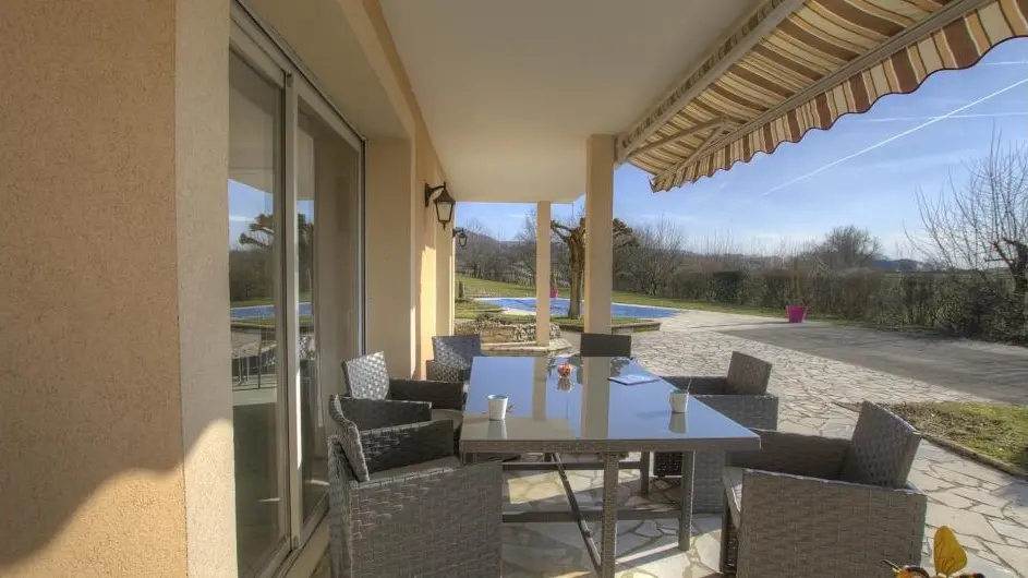 Terrasse privative à la chambre Montaine qui se situe au RDC de la maison des propriétaires.