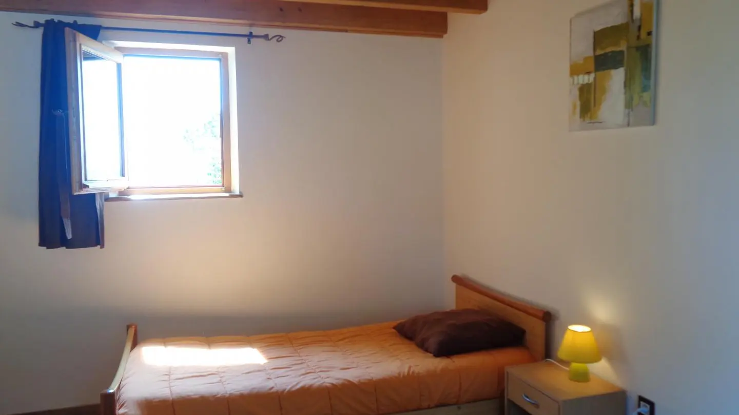 Chambre n°1 avec un lit 140 et un lit 90.