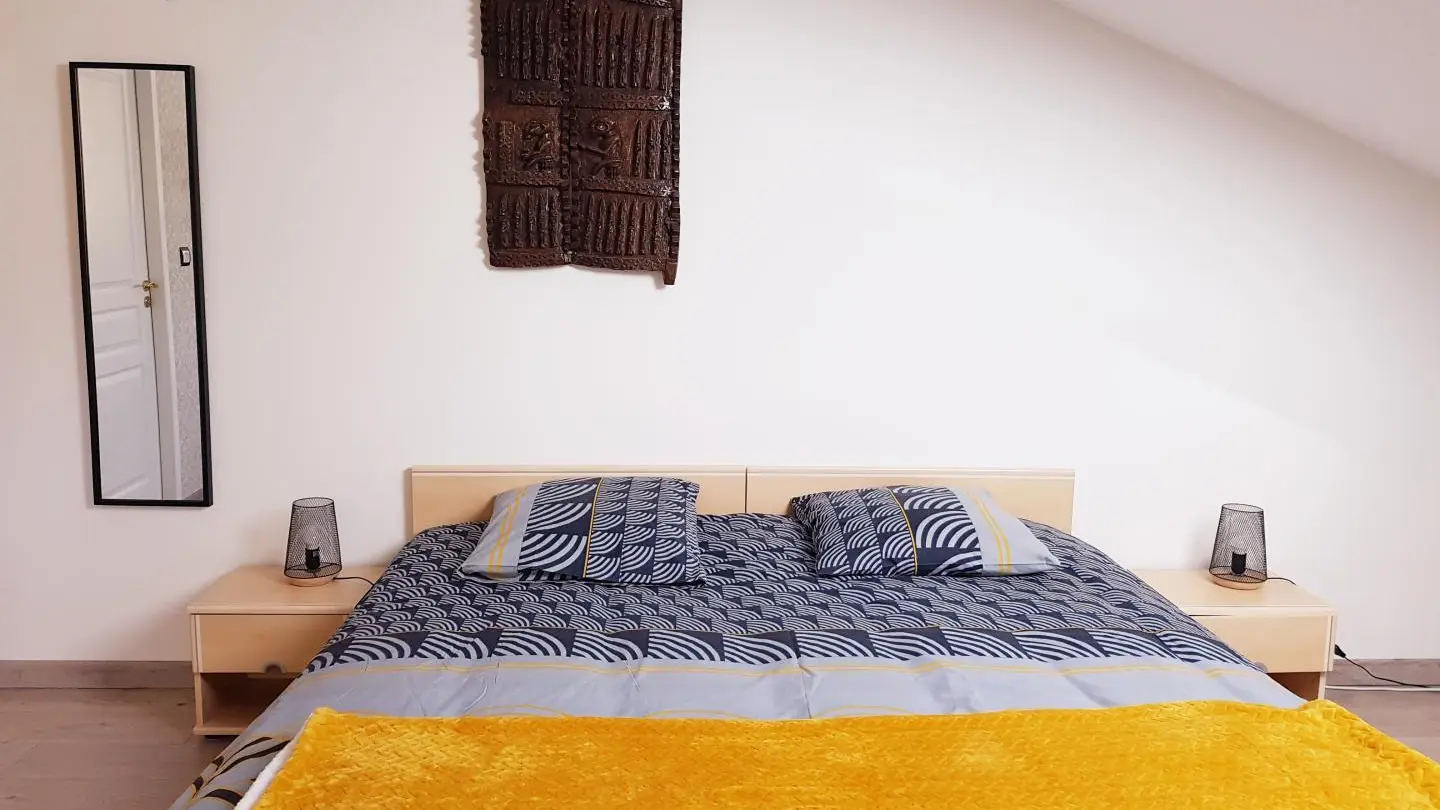 Chambre Ouaga, avec ses deux lits simples réunis.