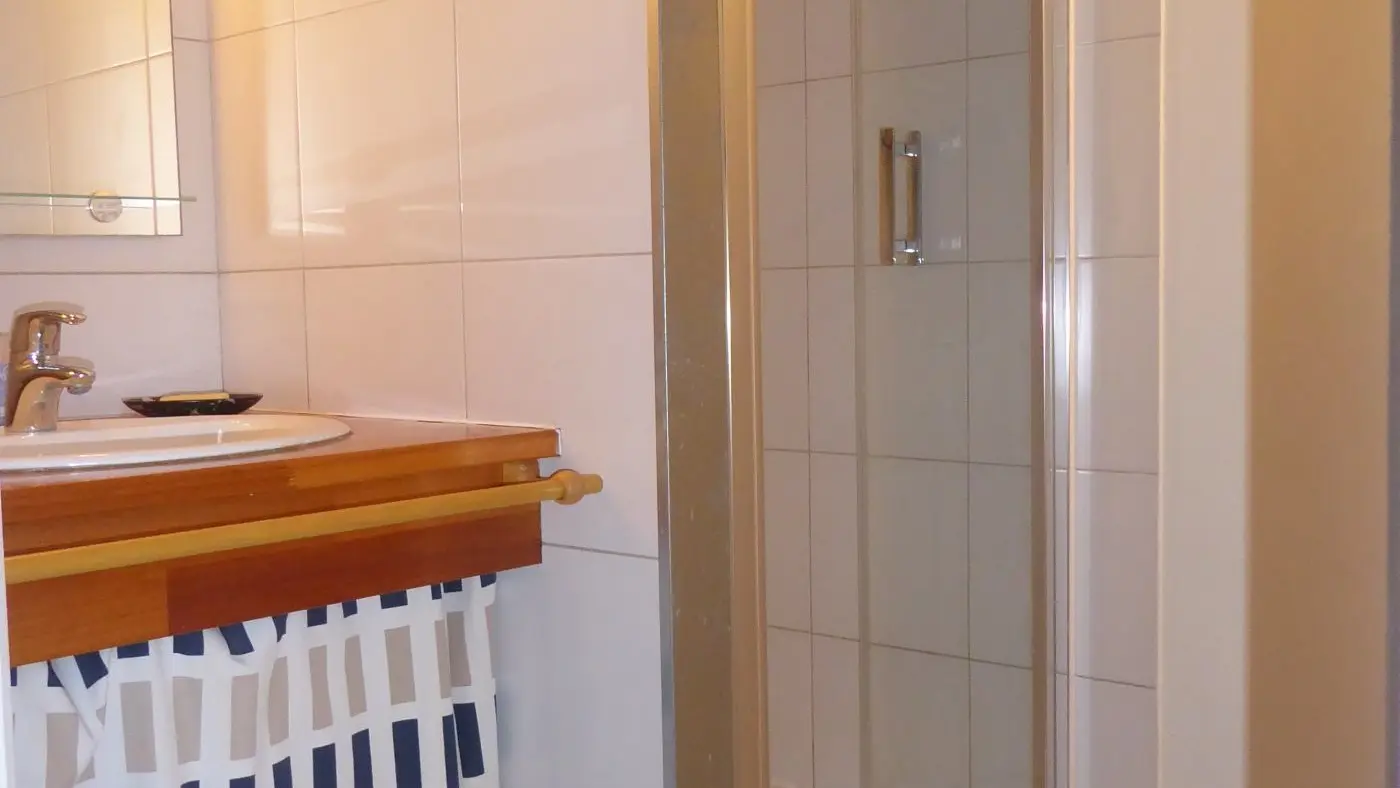 Salle d'eau avec douche et lavabo