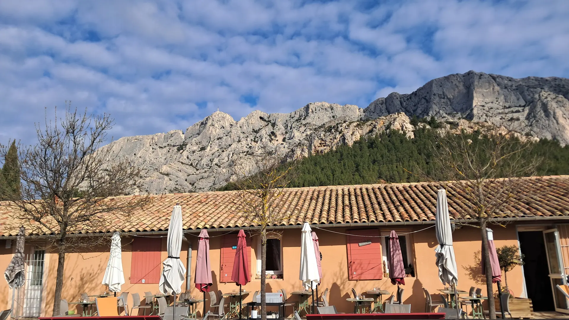 Terrasse entre minéral et forêt