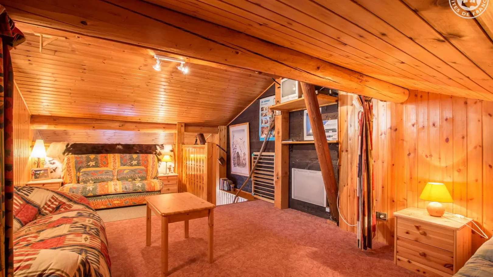 Pour information, le canapé a été remplacé par un très bon lit 140.