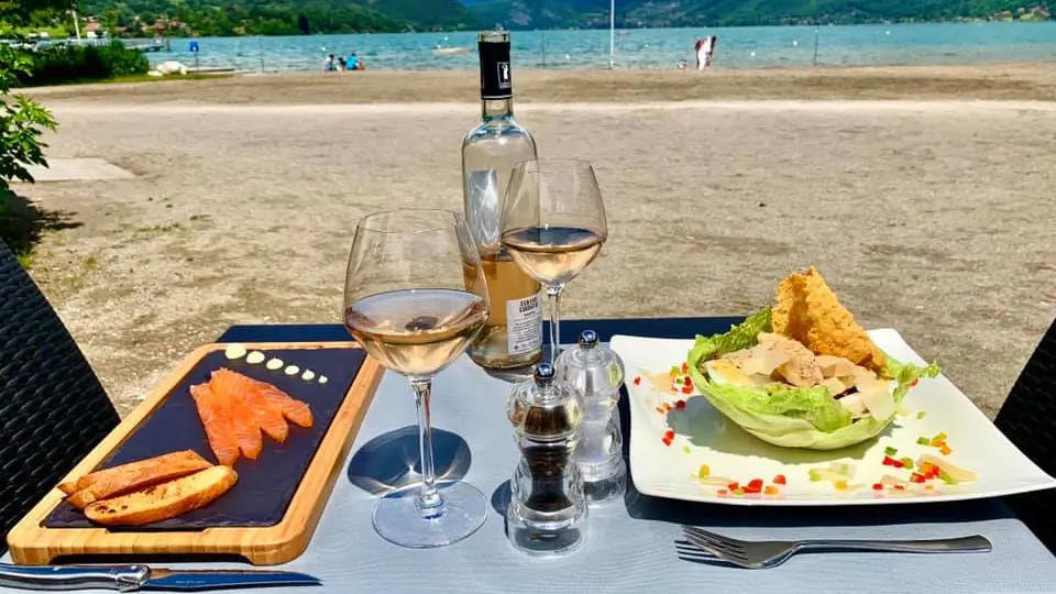 Restaurant au bord de l'eau