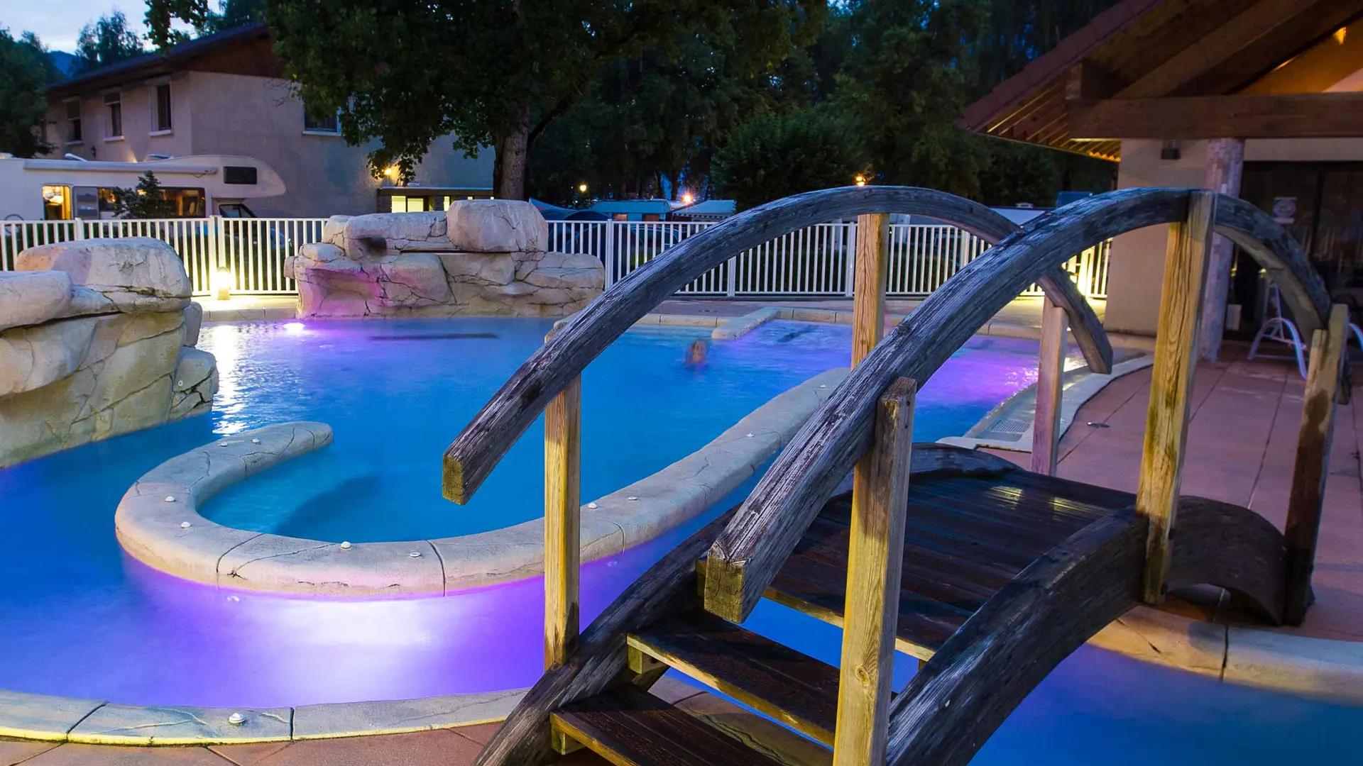 piscine nuit lac bleu doussard