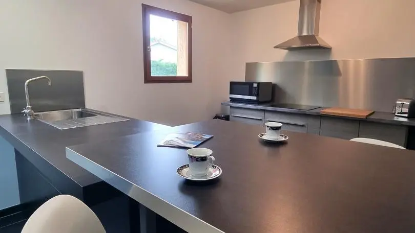 Cuisine intégrée et équipée avec four cuisson vapeur.