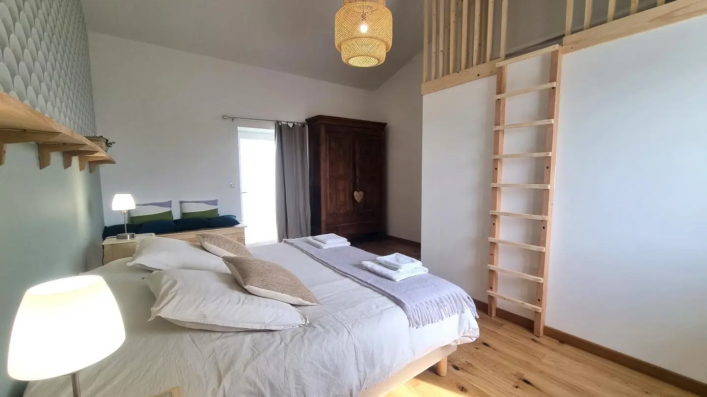 Chambre avec 1 lit 180 pouvant se transformer en 2 lits 90 sur demande.
Couchage d'appoint en mezzanine : 1 lit 90, attention le couchage en hauteur ne convient pas aux enfants de moins de 6 ans.