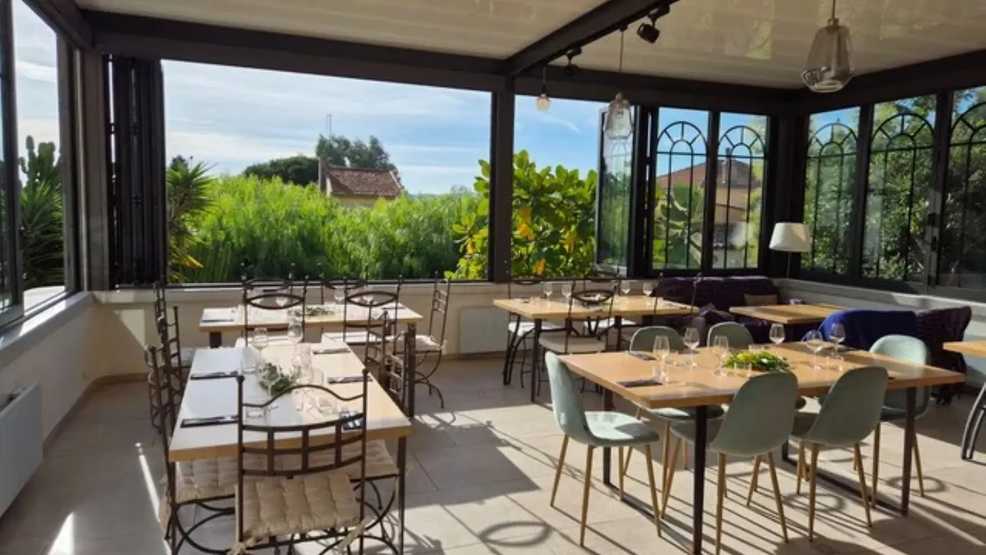 Vue du restaurant depuis l'entrée