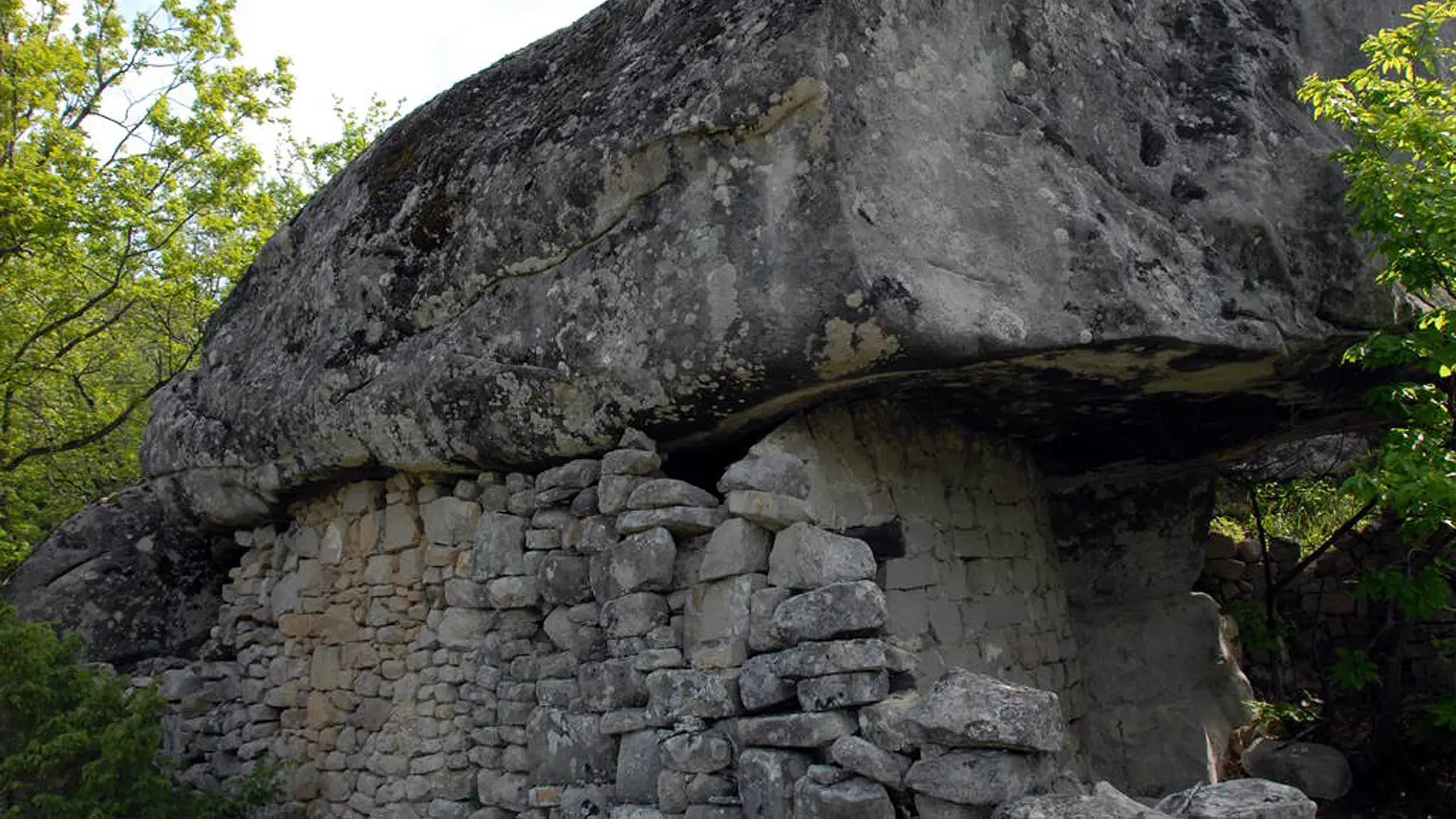 Abris sous roches dans les grès d'Annot