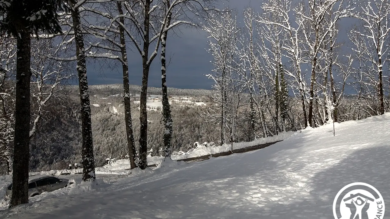 Vue de la terrasse enneigée du gîte