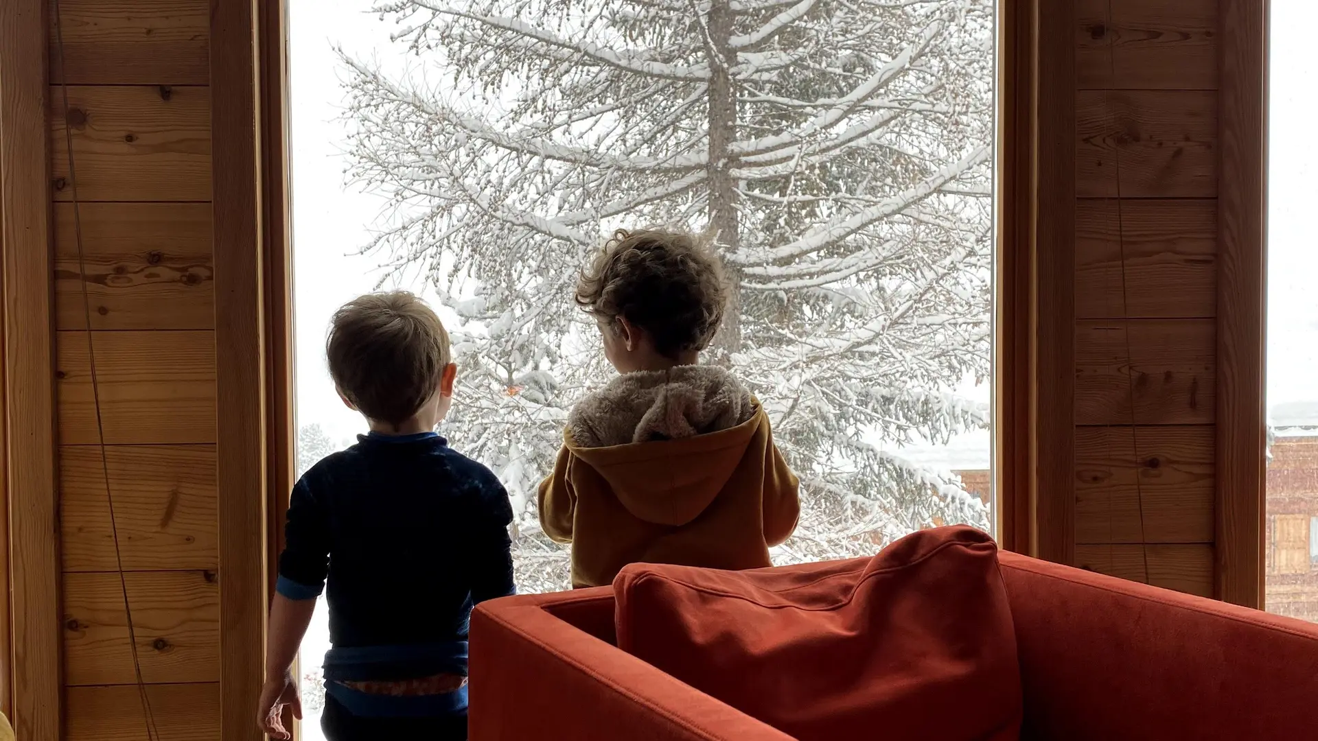 Enfants regardant la neige