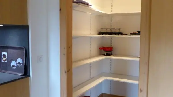 Cellier avec rangements côté cuisine