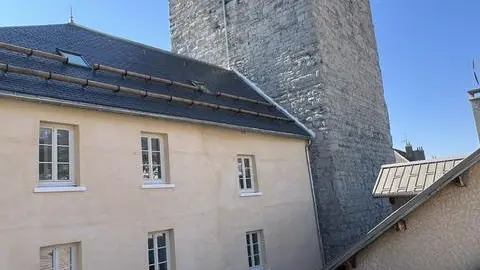 Vue sur la Tour Brune de la salle d'eau
