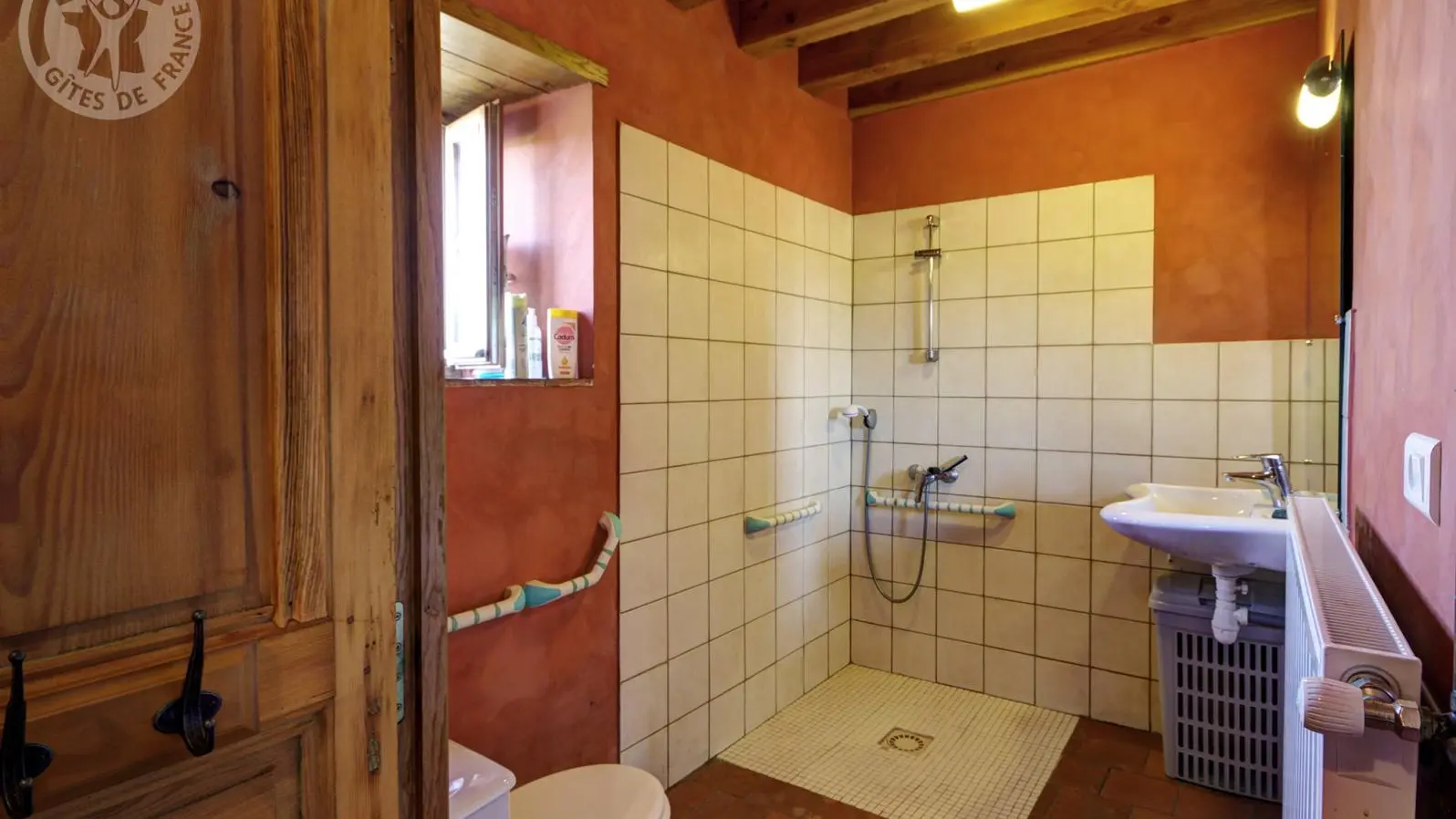 Salle d'eau accessible au rez-de-chaussée