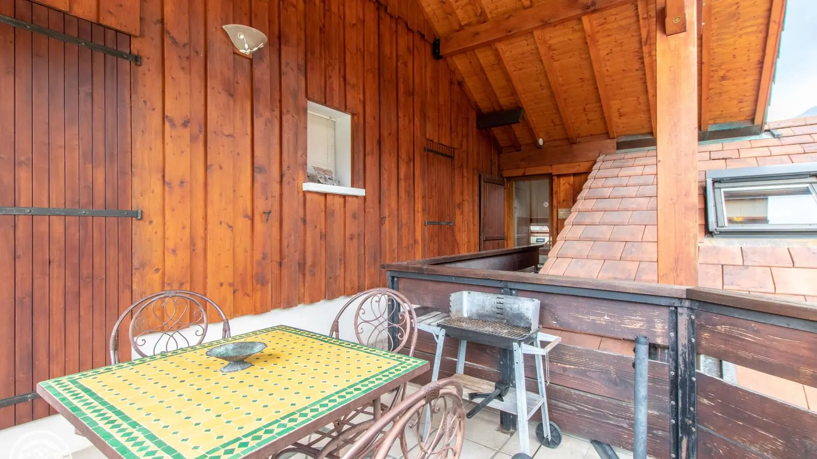 Terrasse abritée devant le gîte