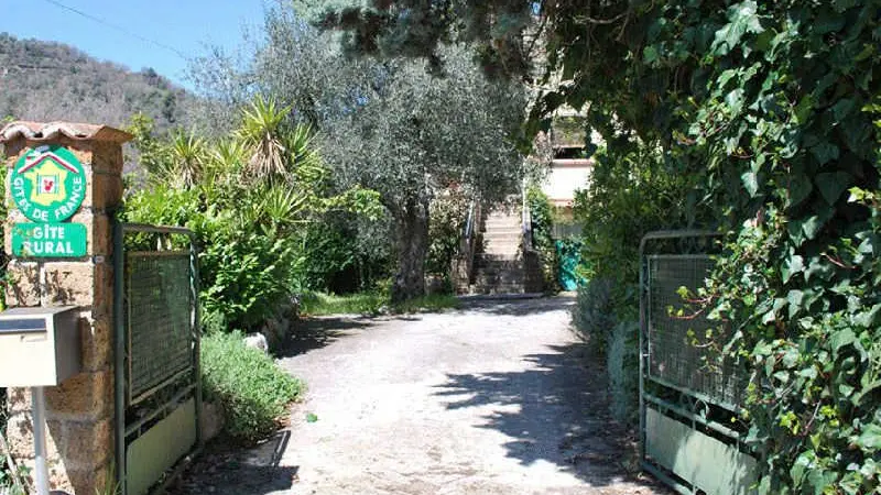 Gîte La Jonquiere Figuier-Entrée sur terrain clos-Contes-Gîtes de France des Alpes-Maritimes