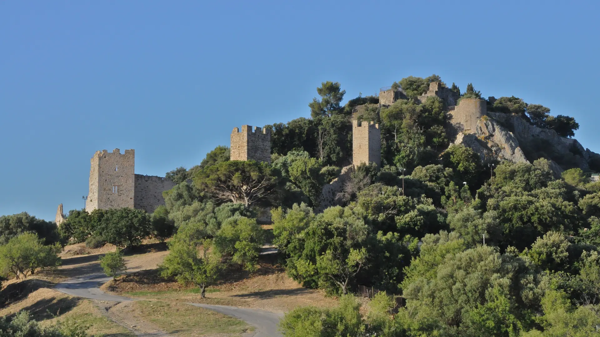 Remparts et vestiges du château des Seigneurs de Fos à Hyères