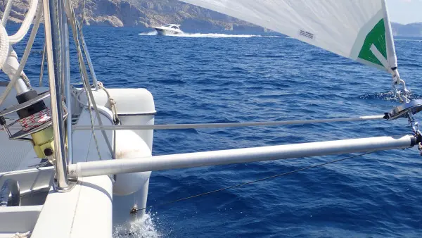 Catamaran dans la baie de Marseille. Départ l'Estaque