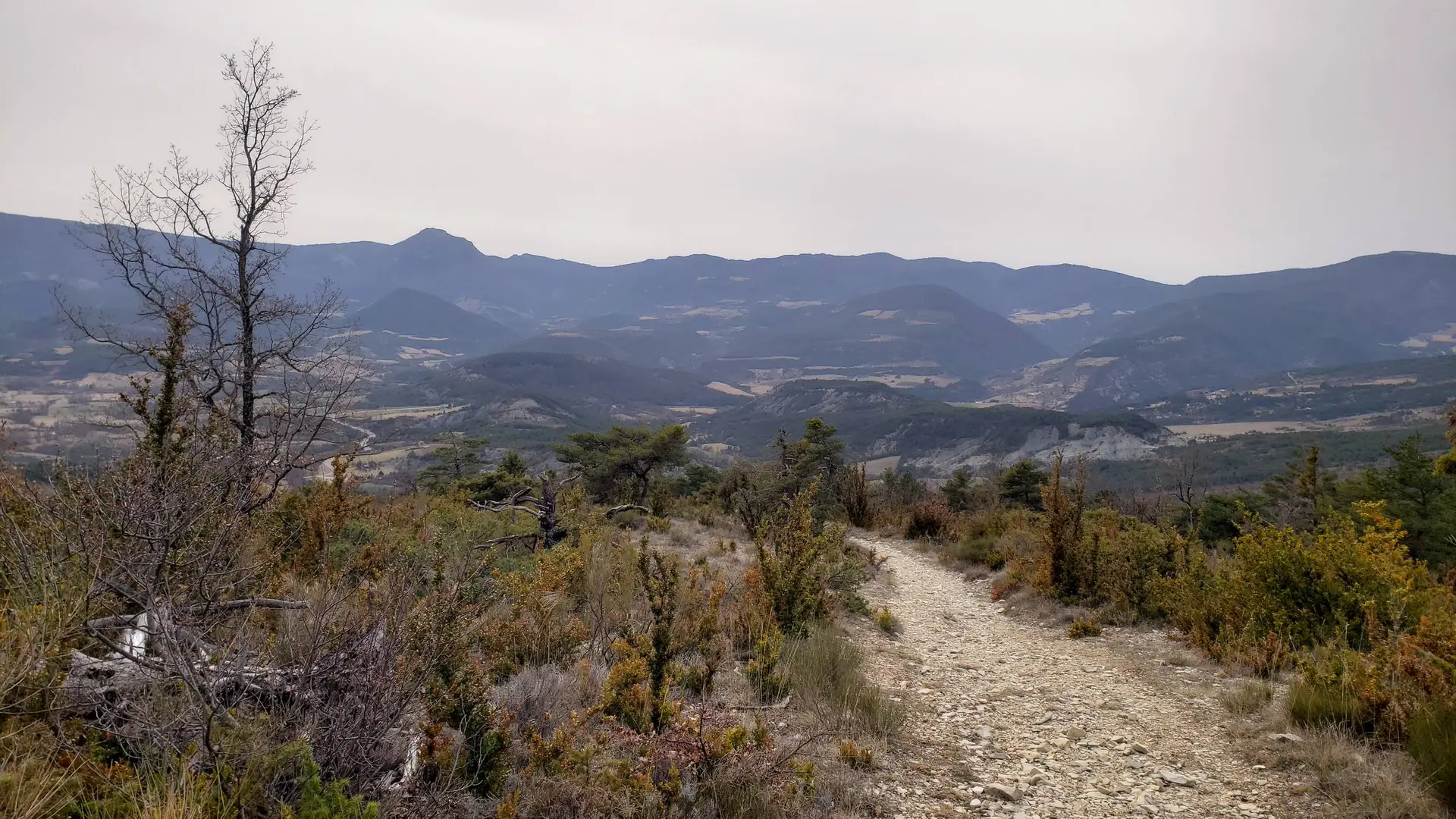 Sentier de descente et vue sur la vallée
