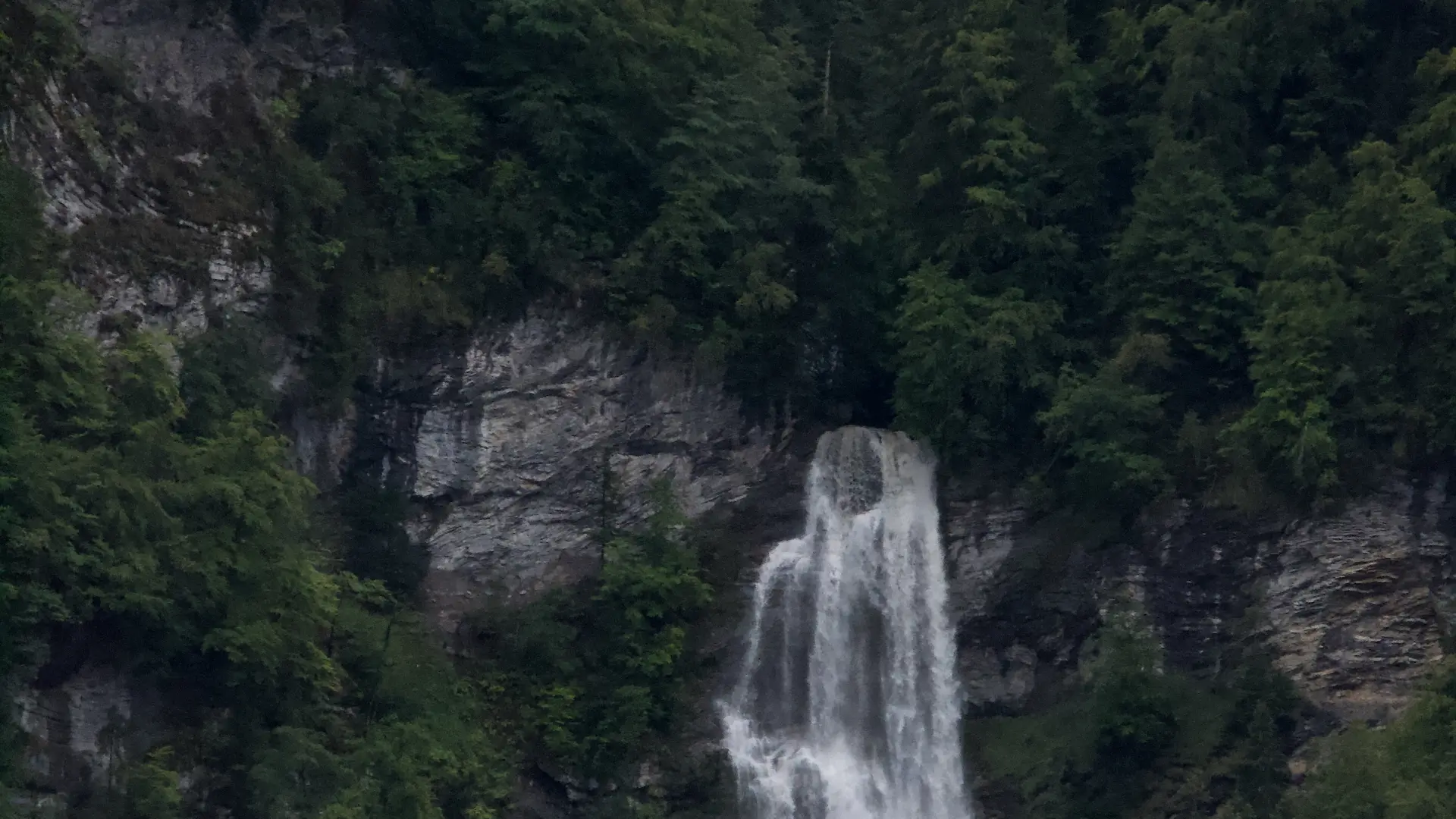 Vue de face de la cascade