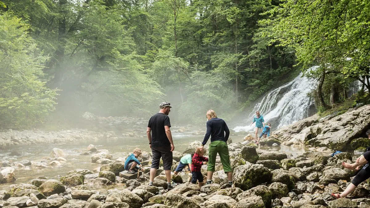 Promeneurs à la cascade