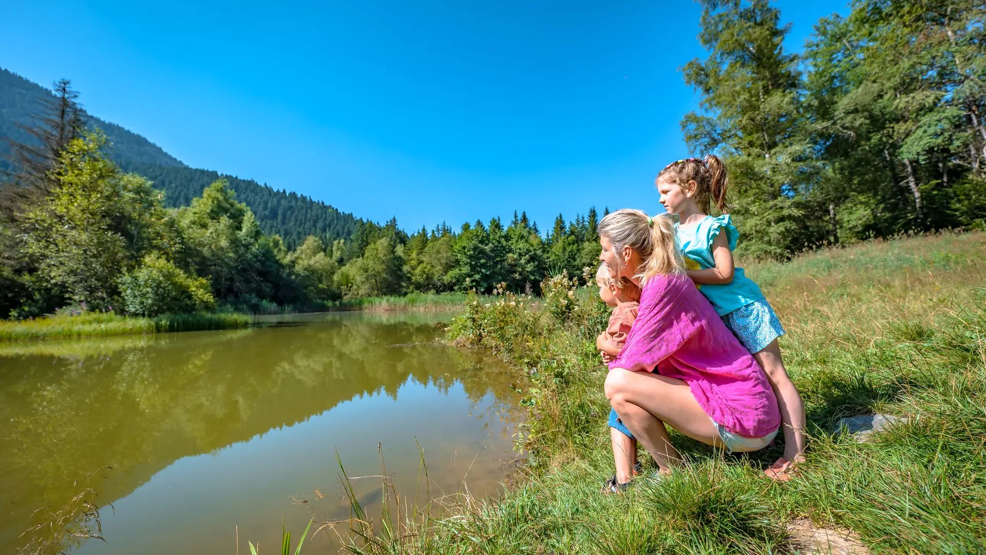 Une maman et ses enfants profitant du panorama au bord du marais des Seiglières.