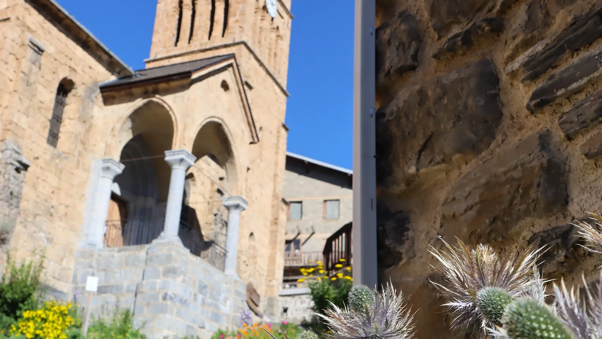Le chemin du facteur traverse le hameau des Terrasses