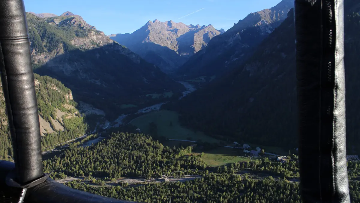 Vol libre en montgolfière au-dessus de la vallée du Champsaur