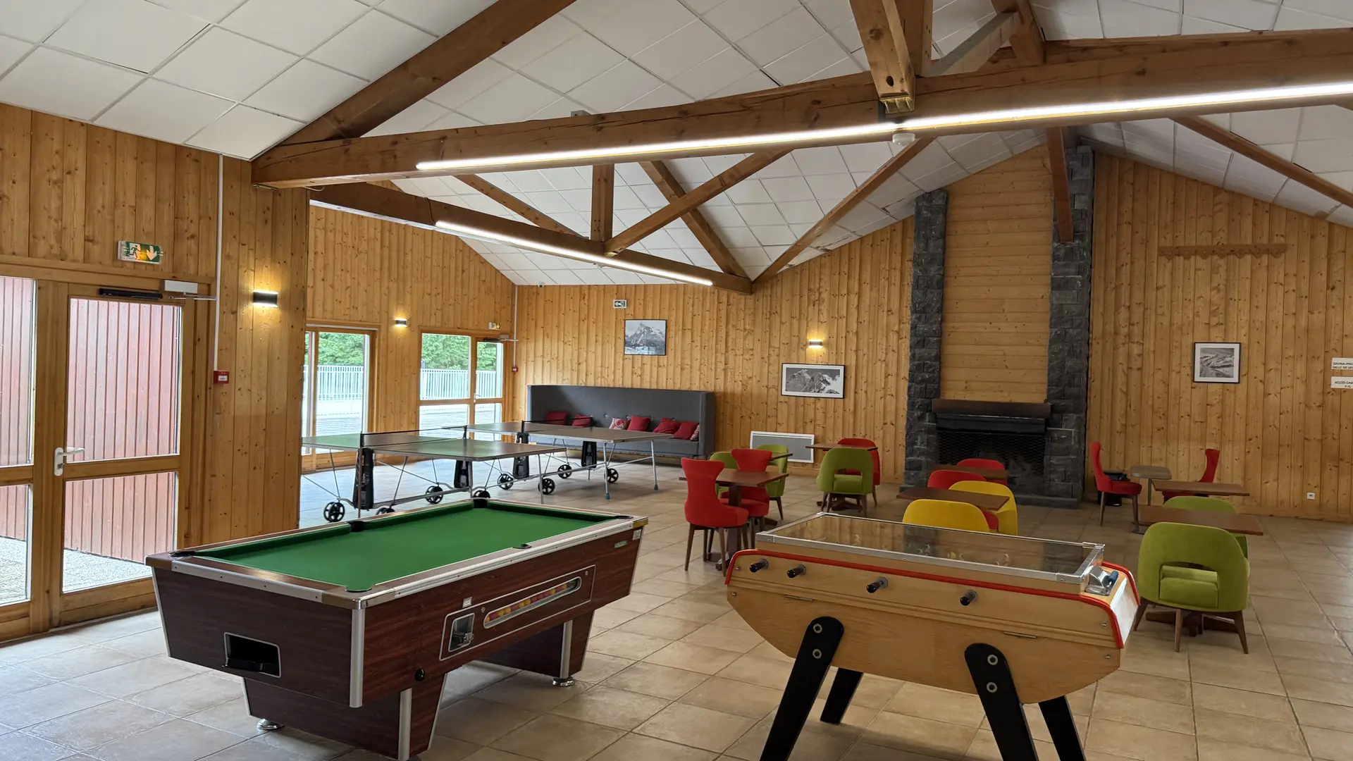 Salle de jeux et hall d'entrée