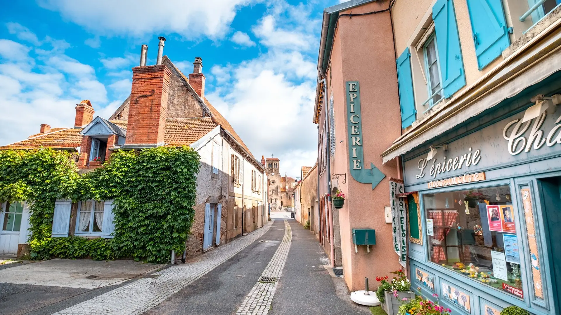 Rue Charpentier à Châtel-Montagne