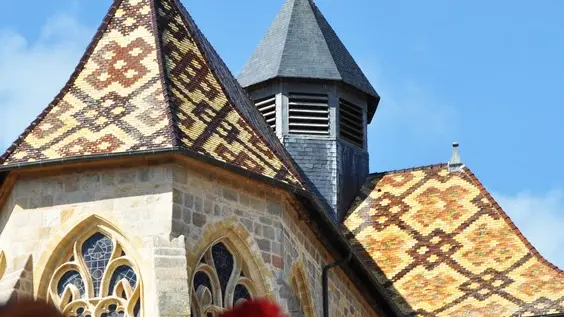 Détails du toit de l'église en tuiles vernissées