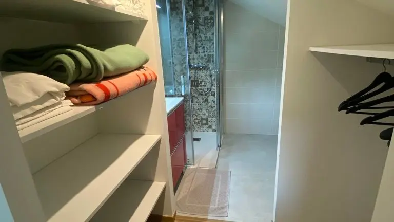salle d'eau et dressing de la deuxième chambre à l'étage