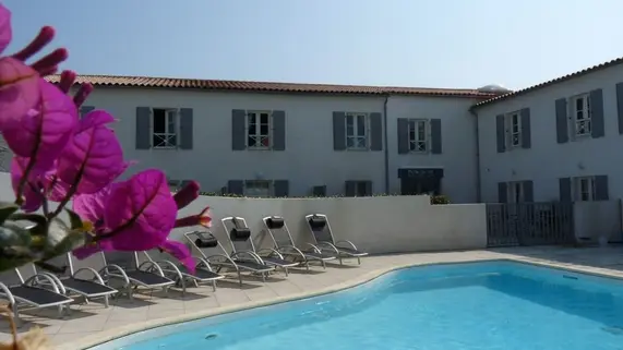 Piscine extérieure et espace de détente