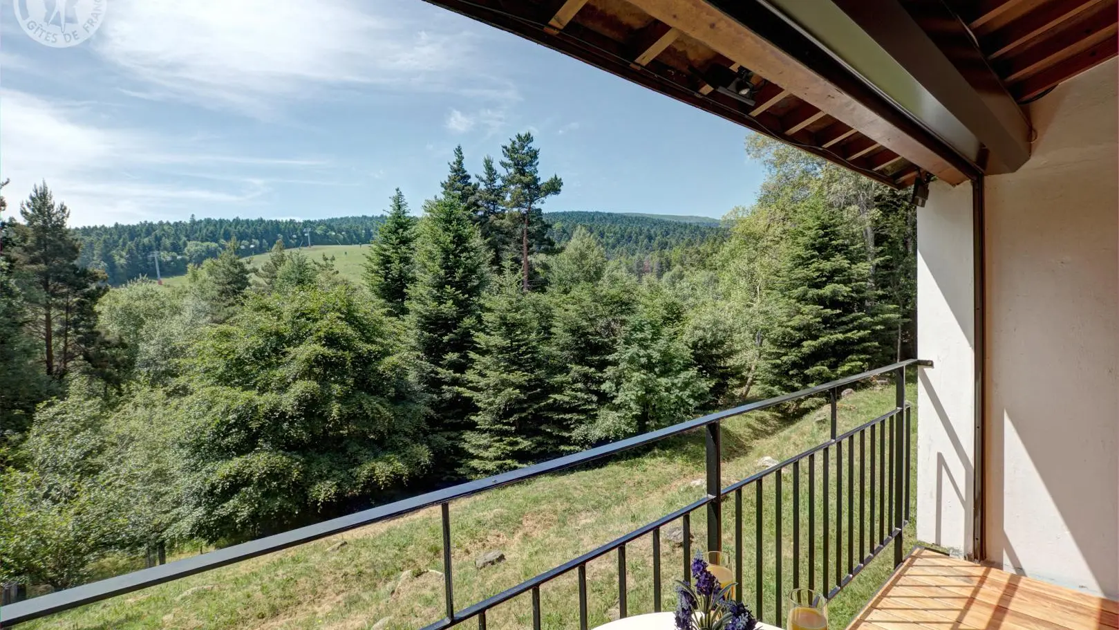 Site au pied de la station de ski de Chalmazel, le triplex ce trouve au n°76.