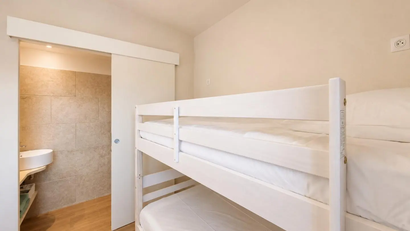 Chambre enfant 4 : deux lits 90 dont un lit superposé avec salle d'eau privative.