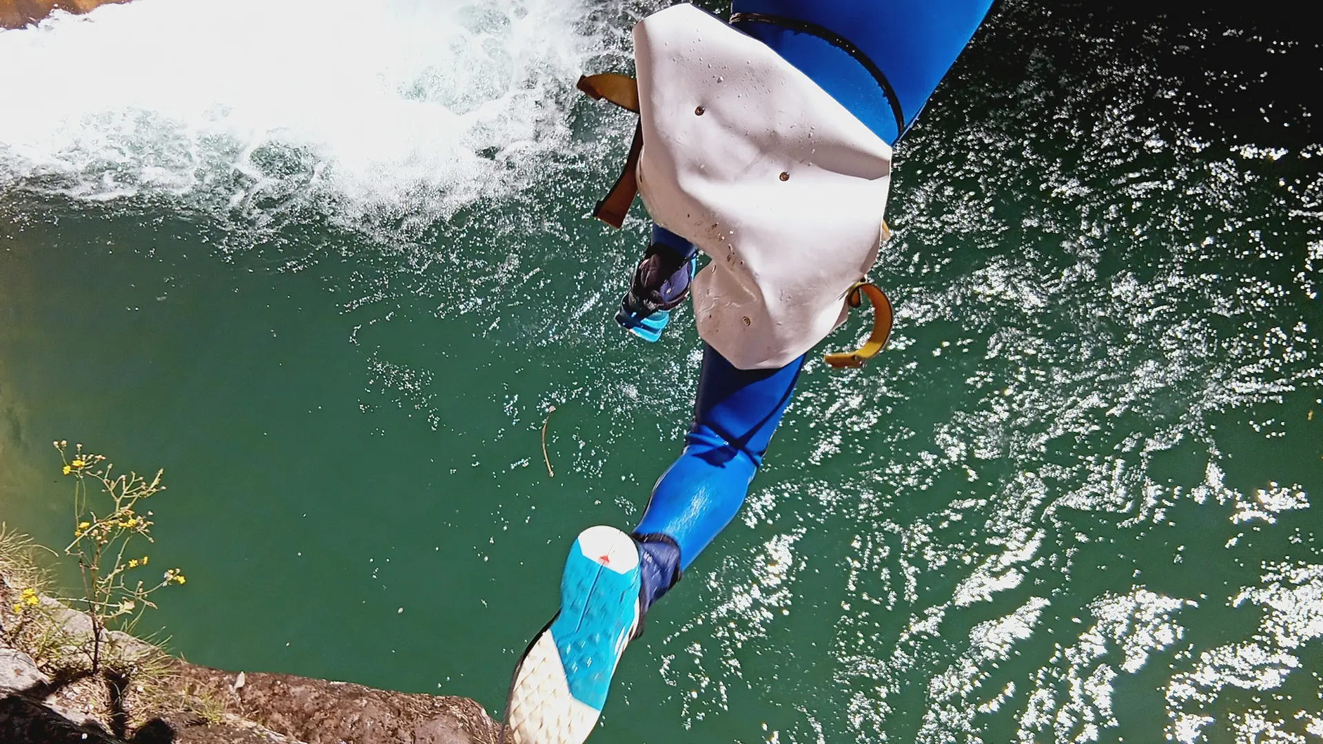 Saut d'un enfant en canyon
