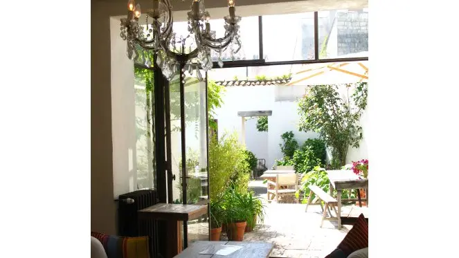 TV-Lounge mit Gartenblick