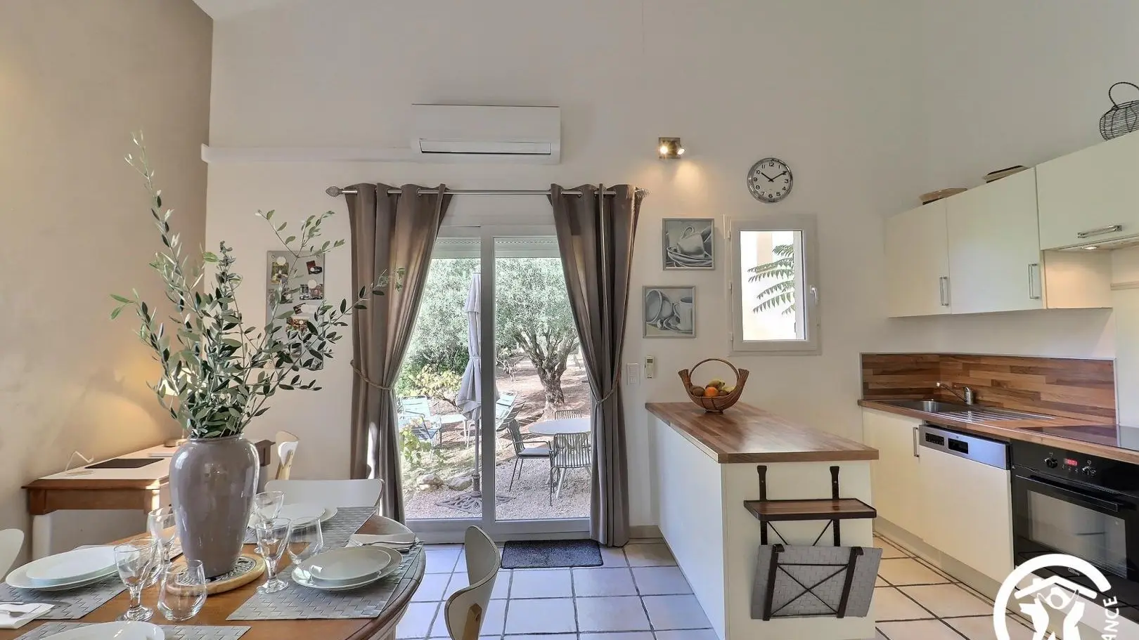 cuisine et coin repas avec accès sur la terrasse