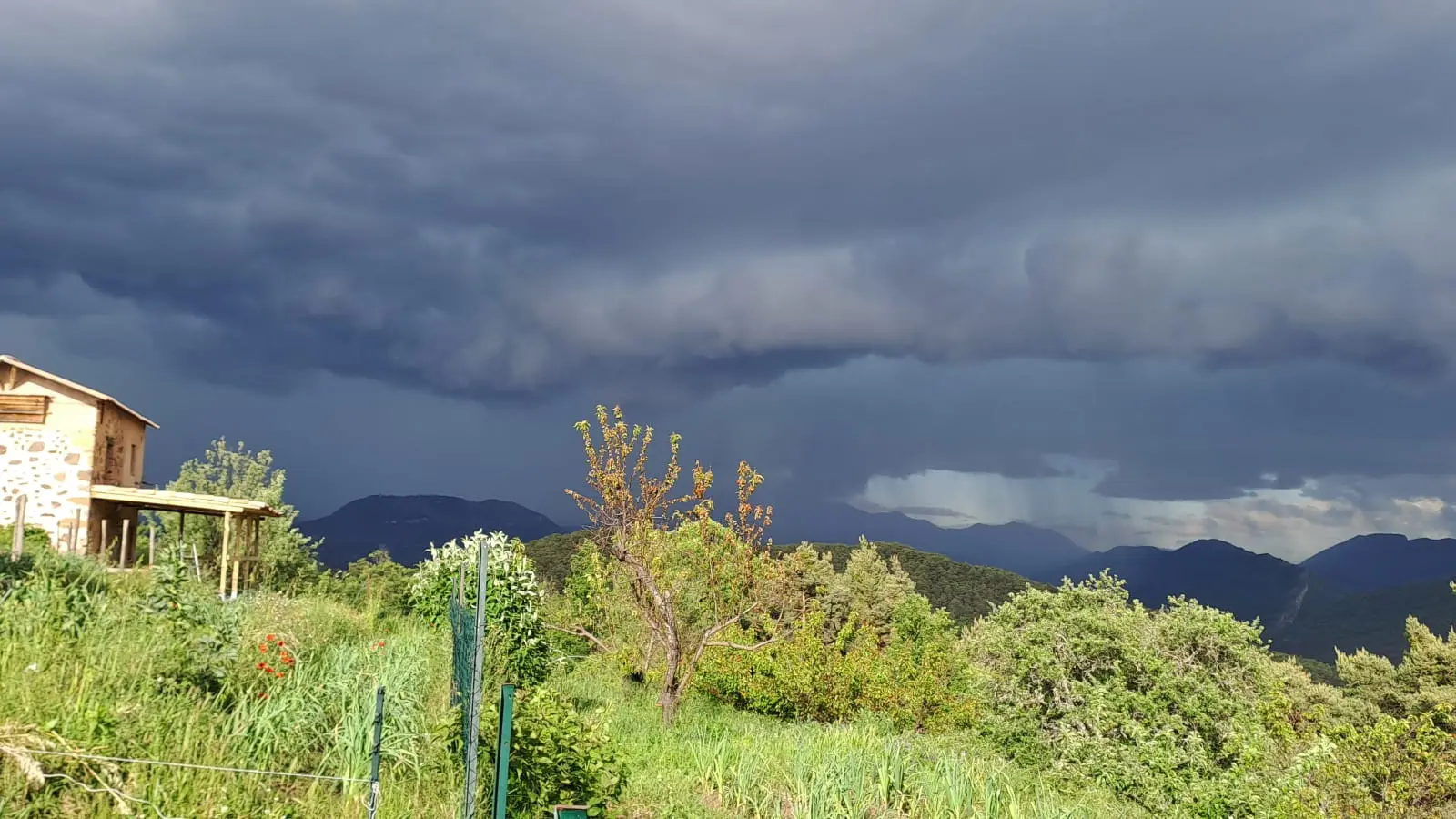 Le studio vu du jardin par un ciel d'orage