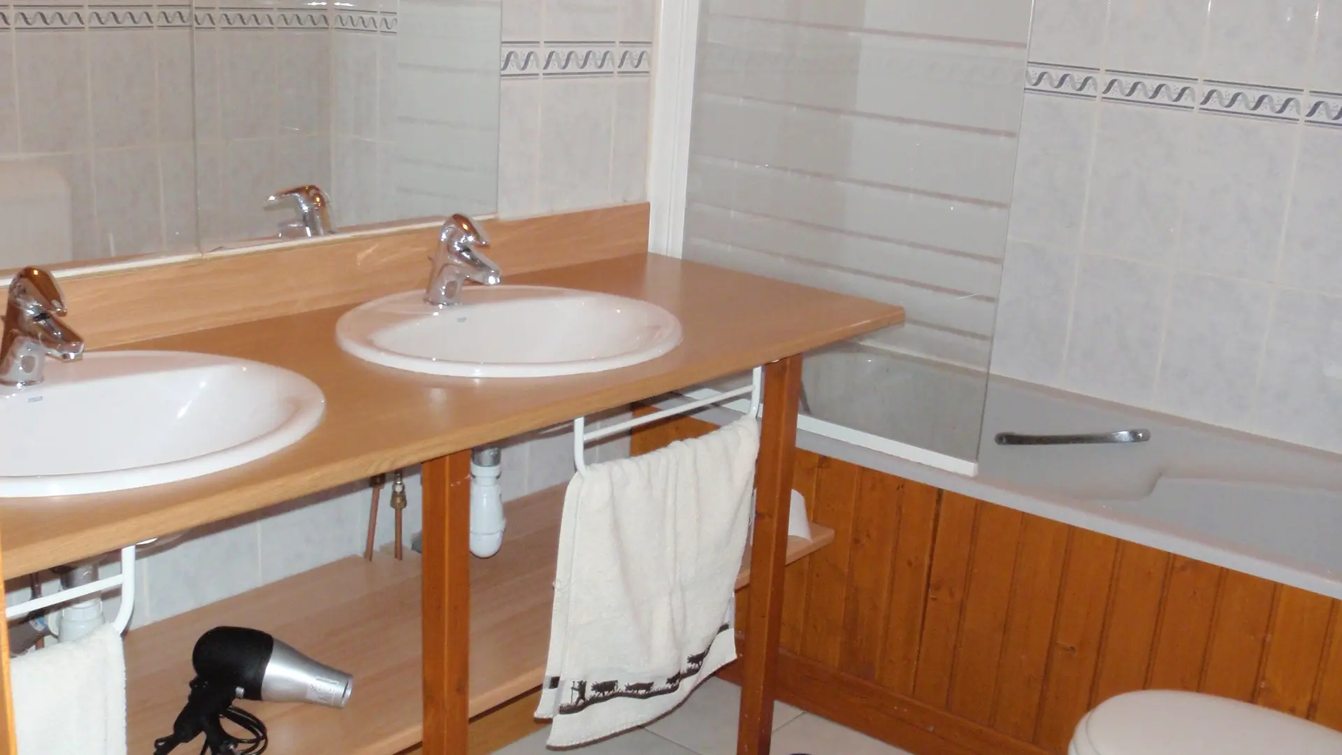 Salle de bains, double vasque avec son meuble, grand miroir, baignoire, wc