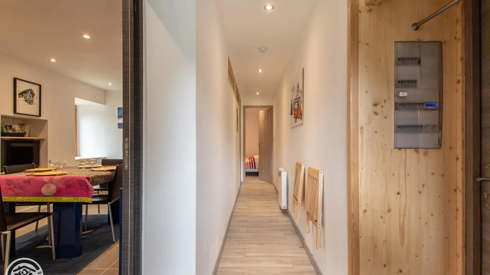 Couloir d'accès à la pièce principale ou directement à la chambre